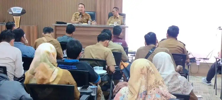 Sejumlah honorer di Kabupaten Serang, tengah melakukan pertemuan dengan BKPSDM setempat, Senin (13/1/2025). (SIDIK/SATELITNEWS.COM)