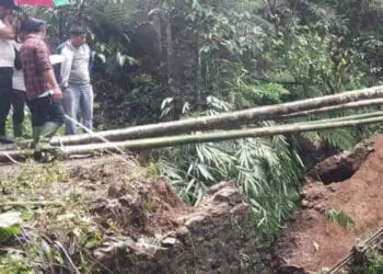 Jembatan Sarewu di Kecamatan Jiput, Kabupaten Pandeglang, roboh dan belum dilakukan perbaikan. (ISTIMEWA)
