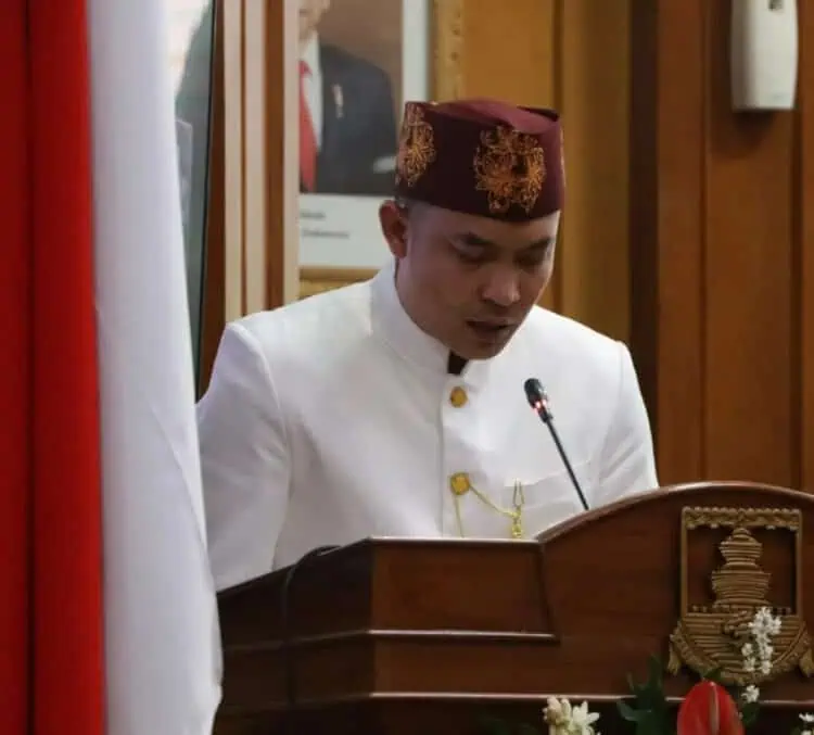 Kepala Bagian Hukum Pemkab Serang, Lalu Farhan Nugraha, tengah membacakan naskah sambutan saat rapat paripurna. (ISTIMEWA)