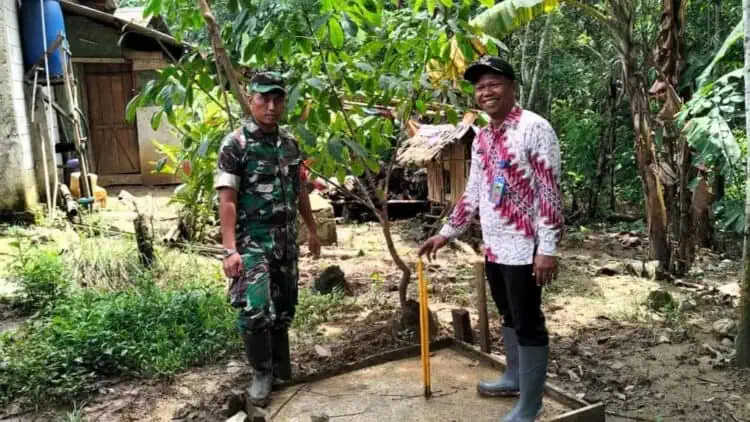 Camat Sindangresmi Muklis Arifin (kanan), memeriksa hasil pembangunan jamban yang dibiayai Banprov. (ISTIMEWA)