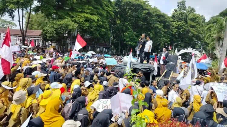 Minta Diangkat Jadi PPPK, Ribuan Honorer Demo Pemkab Serang