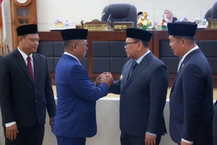 DPRD Provinsi Banten, secara resmi mengumumkan penetapan Pasangan Gubernur dan Wakil Gubernur Banten terpilih, Andra Soni dan Dimyati Natakusumah periode 2025-2030, dalam Rapat Paripurna, Rabu (15/1/2025). (LUTHFI/SATELITNEWS.COM)
