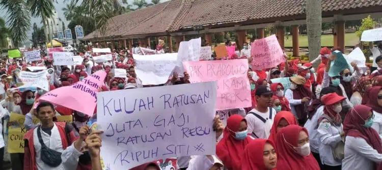 Tagih Janji Bupati, Ratusan Nakes di Pandeglang Longmarch dari Alun-alun ke Gedung Setda