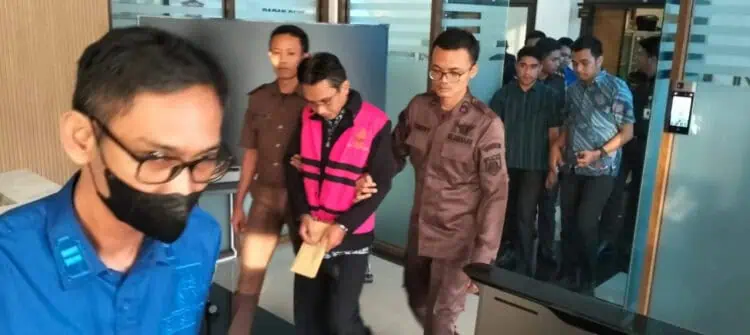 Kejaksaan Negeri (Kejari) Pandeglang, menetapkan Endang Suhendar (ES) sebagai tersangka dalam kasus dugaan tindak pidana korupsi pengelolaan Kredit Modal Kerja Umum (KMKU) pada Koperasi Pegawai Republik Indonesia (KPRI) Pedoman Pandeglang Tahun 2016-2020. (ADIB FAHRIE/SATELITNEWS.COM)