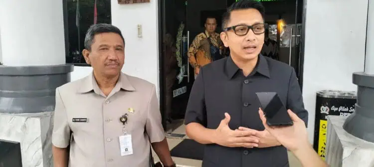Wabup Pandeglang Tanto Warsono Arban, didampingi Sekda Ali Fahmi Sumanta, memberikan pernyataan. (ADIB FAHRIE/SATELITNEWS.COM)