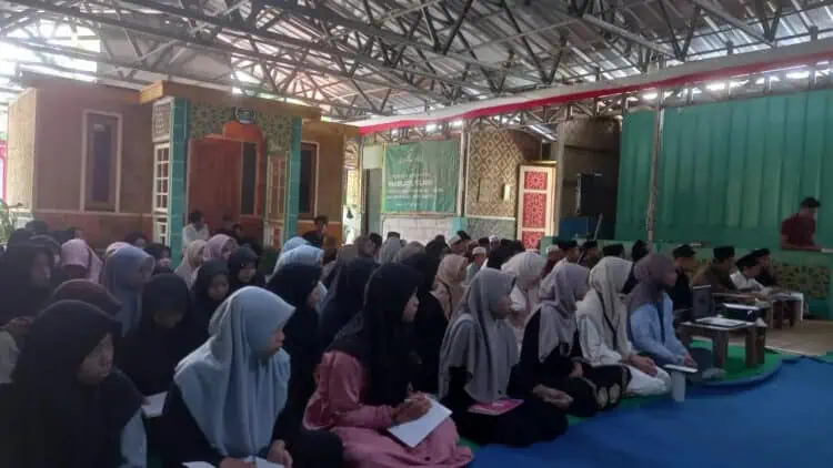 Para santri Pondok Pesantren Huffadz Manbaul Quran, mendengarkan ceramah keagamaan. (ISTIMEWA)