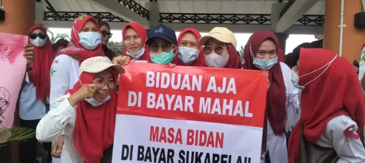 Ratusan honorer Nakes berunjukrasa dengan longmarch, dari Alun-alun ke Gedung Setda Pandeglang, beberapa hari lalu. (DOKUMEN/SATELITNEWS.COM)