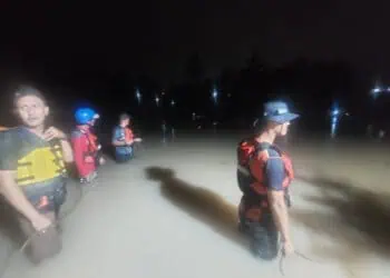 Tim gabungan, melakukan pencarian terhadap warga yang hilang di lokasi galian C. (ISTIMEWA)