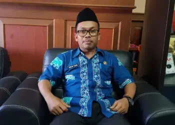 Kepala DPMPD Kabupaten Pandeglang, Muslim Taufik, di ruang kerjanya. (ADIB FAHRIE/SATELITNEWS.COM)