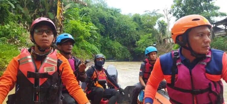 Tim SAR gabungan, melakukan pencarian terhadap korban terseret arus Sungai Cibanten, Kota Serang. (ISTIMEWA)