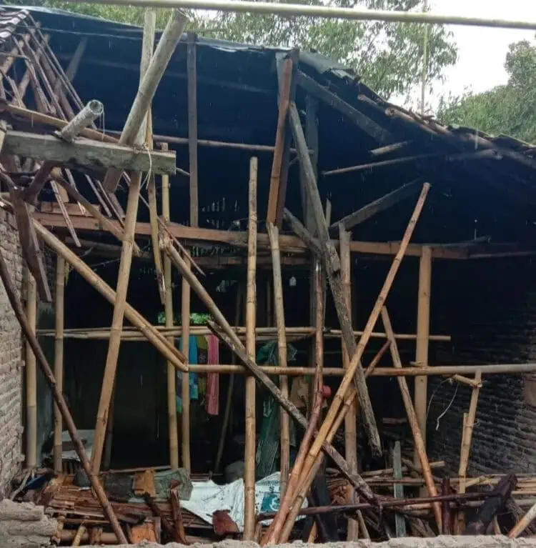 Sedang Nyenyak Tidur, Atap Rumah Warga Cimanuk Ambruk