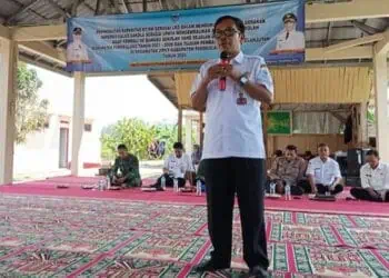 Kepala DPMPD Muslim Taufik menyampaikan arahan kepada para perangkat desa, beberapa waktu lalu. (ISTIMEWA)