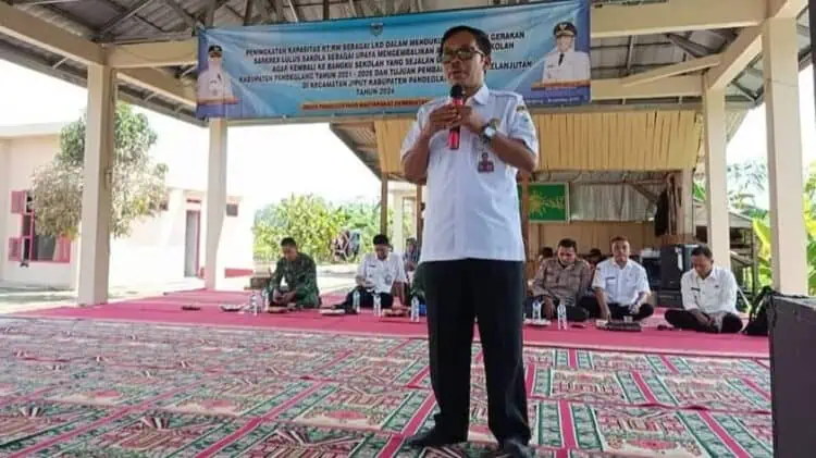Kepala DPMPD Muslim Taufik menyampaikan arahan kepada para perangkat desa, beberapa waktu lalu. (ISTIMEWA)