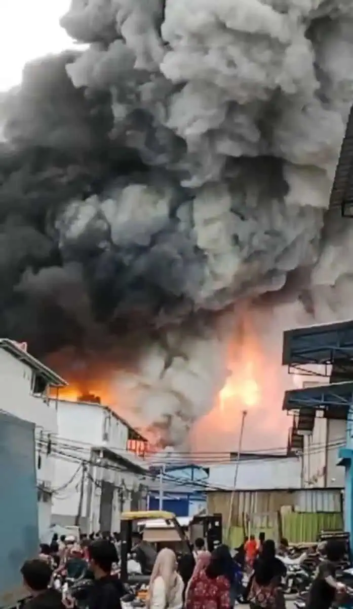 5 Gudang Terbakar di Dadap Kosambi