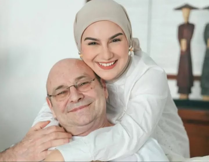 Ayah Irish Bella Meninggal Dunia di Belgia