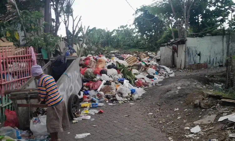 Sampah Menumpuk di TPS Ilegal Karang Tengah, 2 Bulan Tak Diangkut