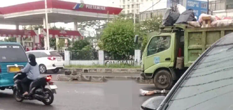 Hindari Truk Pengangkut Sampah di Ciputat, Pemotor Tewas Terlindas Bus