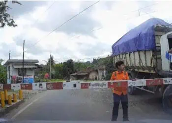 Beredar Video Truk di Lebak Nyaris Celaka Ketika Nekat Terobos Palang Pintu KA
