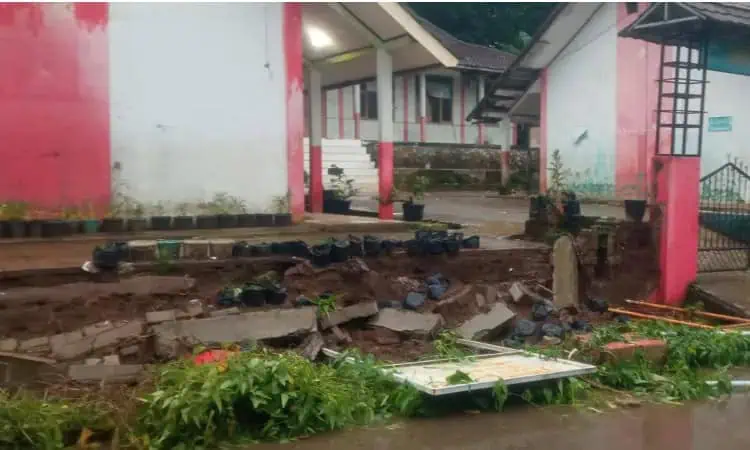 Diguyur Hujan Lebat, Pagar SDN Cikayas 1 Pandeglang Ambruk