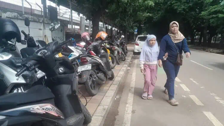 Kacau, Parkir Liar Dekat Stasiun Batuceper Kota Tangerang Pindah ke Trotoar