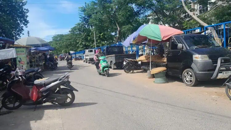 Sistem Satu Arah di Jalan Irigasi Pasar Sipon Cipondoh Nyaris Tak Berjalan