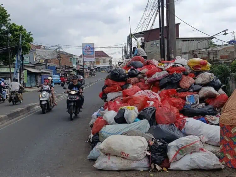 Duh, Sampah Menumpuk Di Jalan Aria Putra Ciputat