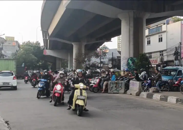 U-Turn Terlalu Jauh, Puluhan Pengendara Motor di Ciputat Nekat Lawan Arah