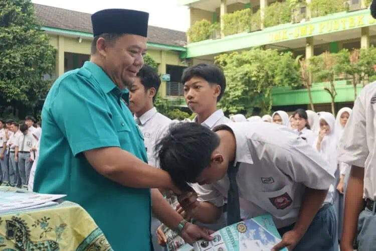 SMK Pustek Berikan Beasiswa Kepada Siswa Berprestasi