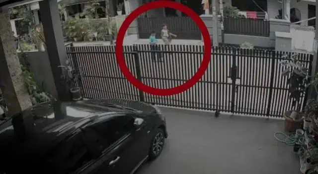 Dua Bocah Terekam CCTV Curi Sepeda