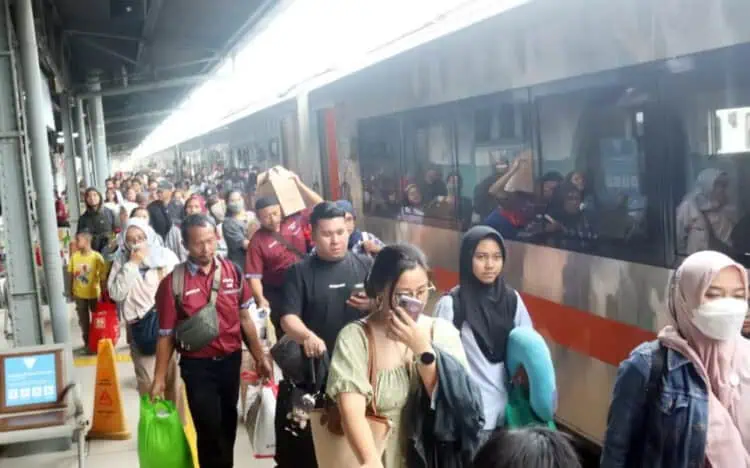Libur Nataru: 3,6 Juta Naik KA, 2 Juta Penumpang Kapal Laut