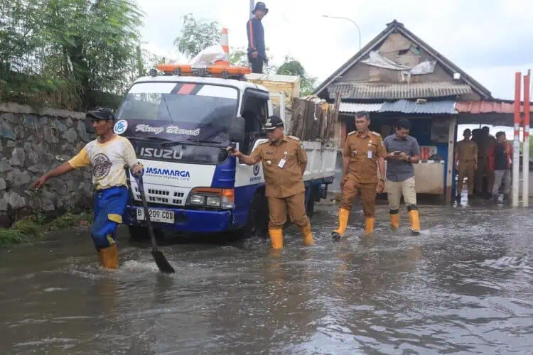 Sampah Tutup Drainase, Ruas Jalan Sunan Giri Karang Tengah Tergenang