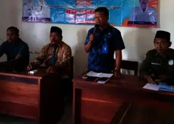 Camat Sindangresmi, Kabupaten Pandeglang, Muklis Arifin, menyampaikan arahan di acara Musrenbangdes, beberapa waktu lalu. (ISTIMEWA)