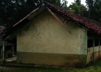 Bangunan KBM SDN Pasirtenjo 4, Kecamatan Sindangresmi, Kabupaten Pandeglang, tampak tidak layak dan butuh perbaikan. (ISTIMEWA)