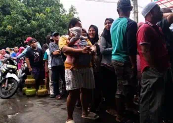 Warga Jurangmangu Barat Rela Antre Dua Hari Untuk Dapatkan 1 Gas Melon