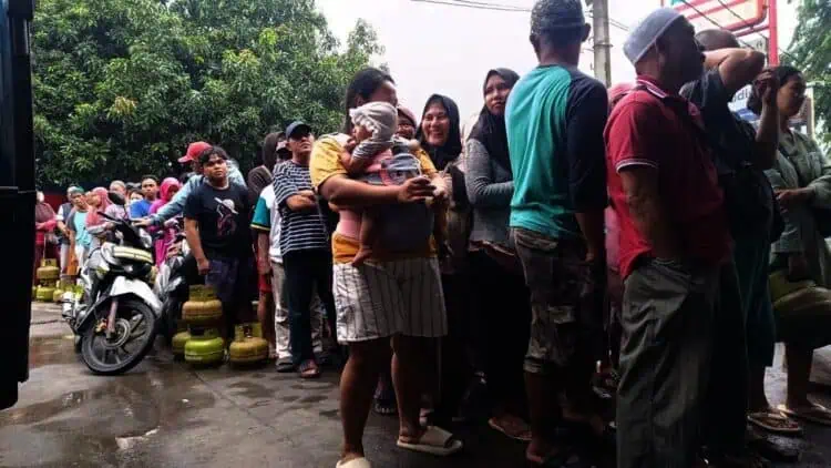 Warga Jurangmangu Barat Rela Antre Dua Hari Untuk Dapatkan Gas 3 Kg