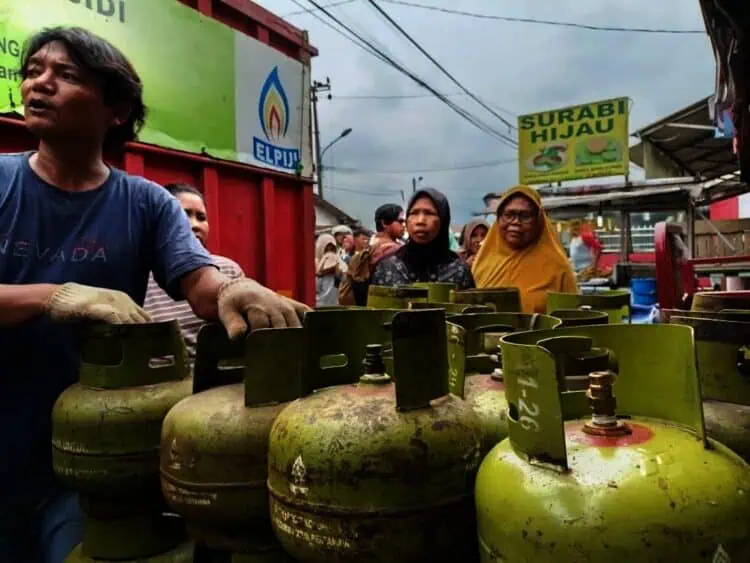 Warga Tigaraksa Antre dari Pagi Malah Tidak Kebagian Gas LPG 3 Kg Bersubsidi