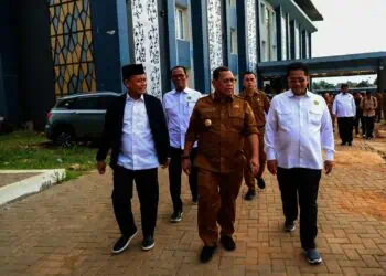 Kepala Kantor Wilayah (Kanwil) Kementerian Agama (Kemenag) Provinsi Banten, Nanang Fatchurrochman, mendampingi Pj Gubernur Banten A Damenta, meninjau progress pembangunan asrama haji, Selasa (4/2/2025). (LUTHFI/SATELITNEWS)