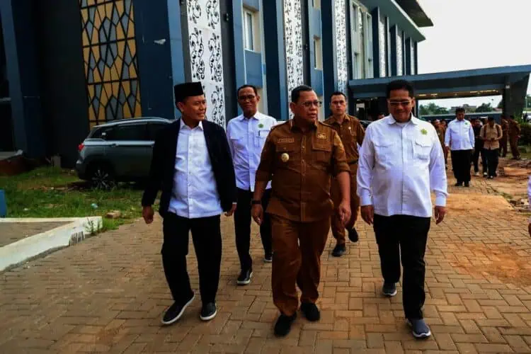 Kepala Kantor Wilayah (Kanwil) Kementerian Agama (Kemenag) Provinsi Banten, Nanang Fatchurrochman, mendampingi Pj Gubernur Banten A Damenta, meninjau progress pembangunan asrama haji, Selasa (4/2/2025). (LUTHFI/SATELITNEWS)