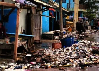 Sampah menumpuk di kawasan Teluk, Kecamatan Labuan, Kabupaten Pandeglang, sehingga menyebabkan kawasan tersebut kumuh dan bau. (DOKUMEN/SATELITNEWS.COM)
