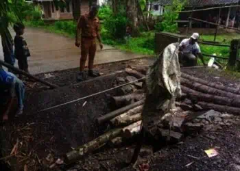 Camat Sindangresmi Muklis Arifin (tengah) meninjau jembatan Cikupaeun yang amblas. (ISTIMEWA)