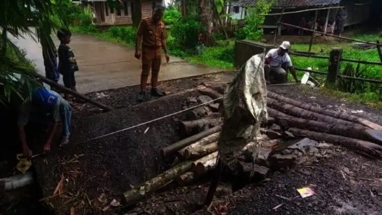 Camat Sindangresmi Muklis Arifin (tengah) meninjau jembatan Cikupaeun yang amblas. (ISTIMEWA)