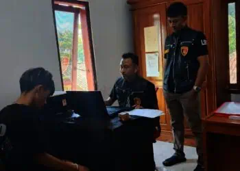 Seorang penjual obat terlarang, diperiksa di Mapolsek Panimbang, Polres Pandeglang. (ISTIMEWA)