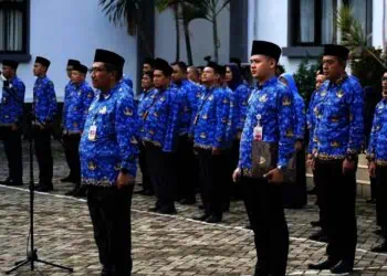 Para PNS di lingkungan Pemkab Pandeglang, mengikuti apel rutin pagi di halaman Kantor Setda. (ISTIMEWA)