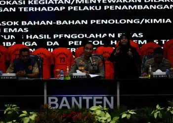 SATELITNEWS.COM, LEBAK--Sepuluh penambang emas ilegal di Kabupaten Lebak ditangkap tim Subdit Tipidter Ditreskrimsus Polda Banten. 10 tersangka itu menggarap tambang emas ilegal di empat desa. Para tersangka yang ditangkap masing-masing berinisial UK (35), AG (53), YA (42), YI (46), SU (53), AS (35), DE (53), AN (38), OK (39), dan SM (38). Mereka menggarap tambang emas ilegal di Desa Citorek, Desa Neglasari, dan Desa Kujang Jaya, Kecamatan Cibeber, Kabupaten Lebak dan Desa Girimukti, Kecamatan Cilograng, Kabupaten Lebak. Kapolda Banten, Irjen Pol Suyudi Ario Seto, yang didampingi oleh Dirreskrimsus Polda Banten, Kombes Pol Yudhis Wibisana, serta Kasubbid Penmas Bidhumas Polda Banten, AKBP Meryadi menjelaskan penambangan emas tanpa izin semakin marak di Kabupaten Lebak. Selain berpotensi merusak lingkungan, praktik ini juga dapat berdampak pada pemborosan sumber daya alam yang terbarukan. “Sejalan dengan hal ini, Subdit Tipidter Ditreskrimsus Polda Banten dan Polres Lebak telah mengungkap 10 kasus tindak pidana pertambangan emas tanpa izin di Kabupaten Lebak dengan 10 tersangka yang terlibat,” ungkap Kapolda Banten dalam konferensi pers yang diadakan pada Jumat (7/2).  Kapolda Banten menjelaskan rincian kasus yang sedang ditangani. “Para tersangka melakukan pengolahan emas tanpa izin di sejumlah wilayah di Kabupaten Lebak. Prosesnya diawali dengan pengolahan batuan yang mengandung emas menggunakan metode penggilingan dengan besi hingga menjadi halus, lalu direndam dalam kolam atau tong besar selama sekitar 3 hari,” jelas Suyudi.  “Para penambang menggunakan zinc carbon dan sianida untuk memisahkan atau menangkap mineral yang mengandung emas kemudian dibakar dengan digembos,” tambahnya.  Suyudi juga menguraikan modus dan motif yang dipakai oleh para tersangka. “Modus operandi yang dilakukan mencakup penggunaan genset dalam operasional mereka. Kegiatan ini berlangsung antara 1 hingga 6 bulan, dengan hasil pengolahan dijual kepada penampung ilegal seharga Rp. 800.000 hingga Rp. 1.000.000 per gram. Dalam satu kali produksi, mereka dapat menghasilkan 8 hingga 10 gram emas. Motif yang mendasari tindakan mereka adalah untuk meraih keuntungan dari pengolahan dan pemurnian emas tanpa izin,” terangnya. Para tersangka yang terlibat dalam kasus ini memiliki berbagai peran. Antara lain tersangka UK sebagai penambang sekaligus pemilik lokasi dan pengolah emas, AG pemilik lokasi dan pengolah, YA, YI, SU, AS, dan DE berperan sebagai pemilik lokasi pengolahan emas dan AN, OK, dan MA memiliki peran sebagai pemilik lokasi kegiatan atau penyewa lokasi.  Para tersangka dijerat Pasal 161 Undang-Undang Nomor 3 Tahun 2020 tentang Perubahan atas Undang-Undang Nomor 4 Tahun 2009 mengenai Pertambangan Mineral dan Batubara. Mereka terancam pidana penjara maksimal 5 tahun dan denda hingga 100 juta rupiah. "Penyidik juga telah menutup lubang tambang dan menyita semua alat yang digunakan untuk aktivitas penambangan tersebut," tuturnya.  Ia juga mengimbau kepada masyarakat untuk tidak melakukan aktivitas penambangan ilegal. "Kami mengajak seluruh masyarakat untuk menjauhi penambangan ilegal, yang dapat membahayakan keselamatan hidup para penambang," imbaunya.  Di kesempatan yang sama, Dirreskrimsus Polda Banten juga menekankan pentingnya melaporkan aktivitas ilegal kepada pihak kepolisian. "Kami mendorong masyarakat yang mengetahui aktivitas penambangan ilegal untuk segera melaporkannya kepada polisi," jelas Yudhis. (mulyana)