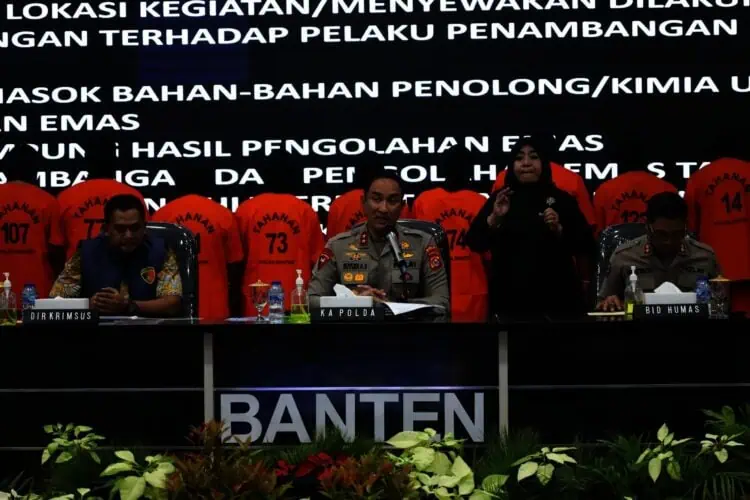 SATELITNEWS.COM, LEBAK--Sepuluh penambang emas ilegal di Kabupaten Lebak ditangkap tim Subdit Tipidter Ditreskrimsus Polda Banten. 10 tersangka itu menggarap tambang emas ilegal di empat desa. Para tersangka yang ditangkap masing-masing berinisial UK (35), AG (53), YA (42), YI (46), SU (53), AS (35), DE (53), AN (38), OK (39), dan SM (38). Mereka menggarap tambang emas ilegal di Desa Citorek, Desa Neglasari, dan Desa Kujang Jaya, Kecamatan Cibeber, Kabupaten Lebak dan Desa Girimukti, Kecamatan Cilograng, Kabupaten Lebak. Kapolda Banten, Irjen Pol Suyudi Ario Seto, yang didampingi oleh Dirreskrimsus Polda Banten, Kombes Pol Yudhis Wibisana, serta Kasubbid Penmas Bidhumas Polda Banten, AKBP Meryadi menjelaskan penambangan emas tanpa izin semakin marak di Kabupaten Lebak. Selain berpotensi merusak lingkungan, praktik ini juga dapat berdampak pada pemborosan sumber daya alam yang terbarukan. “Sejalan dengan hal ini, Subdit Tipidter Ditreskrimsus Polda Banten dan Polres Lebak telah mengungkap 10 kasus tindak pidana pertambangan emas tanpa izin di Kabupaten Lebak dengan 10 tersangka yang terlibat,” ungkap Kapolda Banten dalam konferensi pers yang diadakan pada Jumat (7/2). Kapolda Banten menjelaskan rincian kasus yang sedang ditangani. “Para tersangka melakukan pengolahan emas tanpa izin di sejumlah wilayah di Kabupaten Lebak. Prosesnya diawali dengan pengolahan batuan yang mengandung emas menggunakan metode penggilingan dengan besi hingga menjadi halus, lalu direndam dalam kolam atau tong besar selama sekitar 3 hari,” jelas Suyudi. “Para penambang menggunakan zinc carbon dan sianida untuk memisahkan atau menangkap mineral yang mengandung emas kemudian dibakar dengan digembos,” tambahnya. Suyudi juga menguraikan modus dan motif yang dipakai oleh para tersangka. “Modus operandi yang dilakukan mencakup penggunaan genset dalam operasional mereka. Kegiatan ini berlangsung antara 1 hingga 6 bulan, dengan hasil pengolahan dijual kepada penampung ilegal seharga Rp. 800.000 hingga Rp. 1.000.000 per gram. Dalam satu kali produksi, mereka dapat menghasilkan 8 hingga 10 gram emas. Motif yang mendasari tindakan mereka adalah untuk meraih keuntungan dari pengolahan dan pemurnian emas tanpa izin,” terangnya. Para tersangka yang terlibat dalam kasus ini memiliki berbagai peran. Antara lain tersangka UK sebagai penambang sekaligus pemilik lokasi dan pengolah emas, AG pemilik lokasi dan pengolah, YA, YI, SU, AS, dan DE berperan sebagai pemilik lokasi pengolahan emas dan AN, OK, dan MA memiliki peran sebagai pemilik lokasi kegiatan atau penyewa lokasi. Para tersangka dijerat Pasal 161 Undang-Undang Nomor 3 Tahun 2020 tentang Perubahan atas Undang-Undang Nomor 4 Tahun 2009 mengenai Pertambangan Mineral dan Batubara. Mereka terancam pidana penjara maksimal 5 tahun dan denda hingga 100 juta rupiah. "Penyidik juga telah menutup lubang tambang dan menyita semua alat yang digunakan untuk aktivitas penambangan tersebut," tuturnya. Ia juga mengimbau kepada masyarakat untuk tidak melakukan aktivitas penambangan ilegal. "Kami mengajak seluruh masyarakat untuk menjauhi penambangan ilegal, yang dapat membahayakan keselamatan hidup para penambang," imbaunya. Di kesempatan yang sama, Dirreskrimsus Polda Banten juga menekankan pentingnya melaporkan aktivitas ilegal kepada pihak kepolisian. "Kami mendorong masyarakat yang mengetahui aktivitas penambangan ilegal untuk segera melaporkannya kepada polisi," jelas Yudhis. (mulyana)