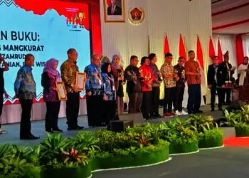 Benyamin Davnie dan Zaki Iskandar Terima Pin Emas PWI