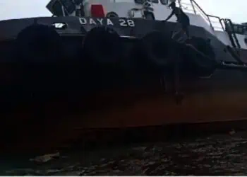 Dua Kapal Laut Terdampar di Perairan TNUK, Belasan ABK Dievakuasi