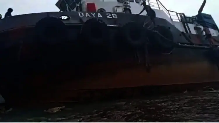 Dua Kapal Laut Terdampar di Perairan TNUK, Belasan ABK Dievakuasi