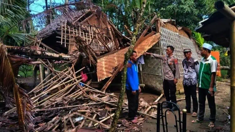 Sedang Tertidur Pulas, Sekeluarga di Pandeglang Nyaris Tertimpa Reruntuhan Rumah