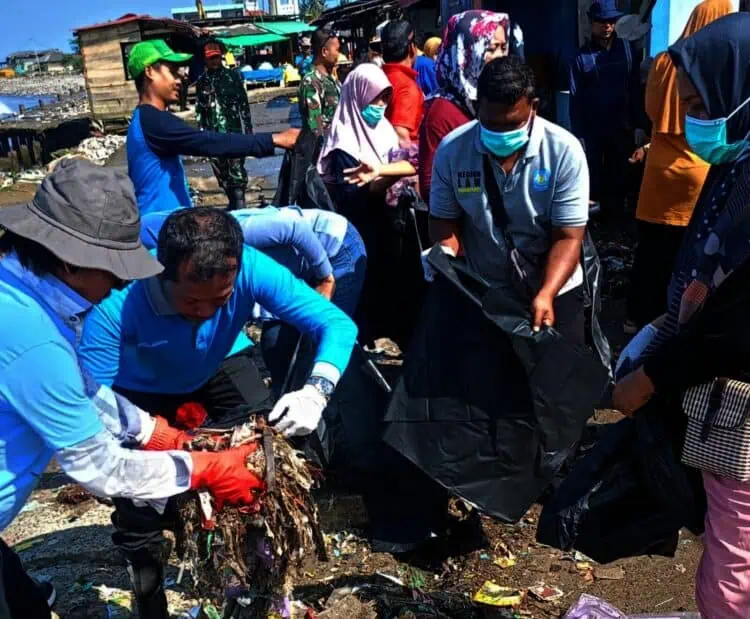 Puluhan masyarakat dan aparatur pemerintahan desa dan kecamatan, membersihkan sampah di kawasan Teluk, Kecamatan Labuan, Kabupaten Pandeglang, Minggu (9/2/2025). (ISTIMEWA)